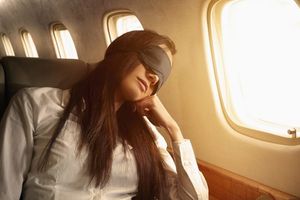 Как правильно спать в самолете: советы для комфортного сна